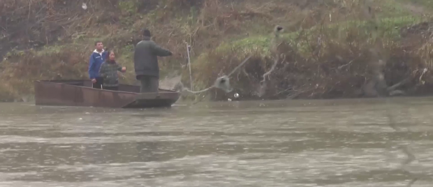 Luntrașul din Sălaj care n-are liber mai niciodată. I-a dus pe oameni cu barca dintr-un mal în celălalt al Someșului chiar și de Revelion