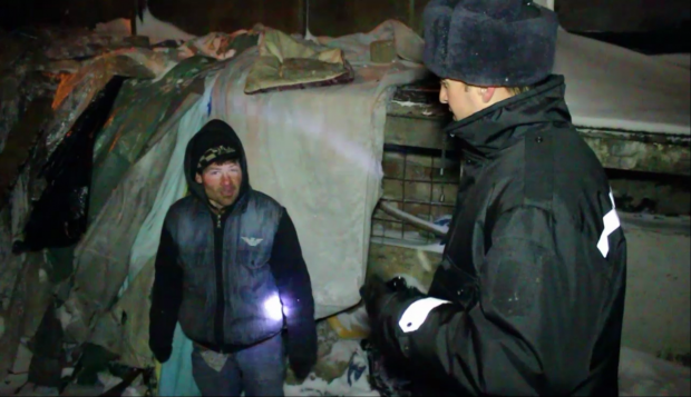 Oamenii străzii au fost salvați de polițiști din calea viscolului. Unii au refuzat să fie adăpostiți și au dormit sub cerul liber chiar și la minus 19 grade Celsius