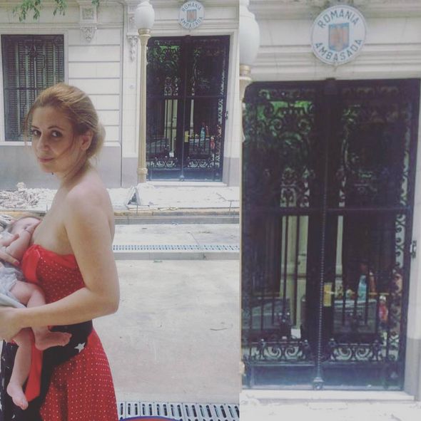 Amalia Enache o alăptează pe fiica ei, Alma, în public