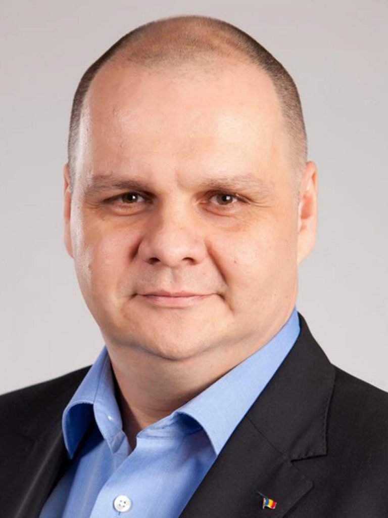 Am întrebat 10 parlamentari dacă vor face vaccinul anti-COVID. „Sunt cu COVID-ul în nas acum! Dacă vaccinul apare, îl voi folosi”
