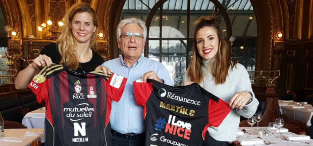 Carmen Martin (dreapta) și Linnea Torstenson, cu tricoul echipei din Nice. (FOTO: ogcnicehandball.com)