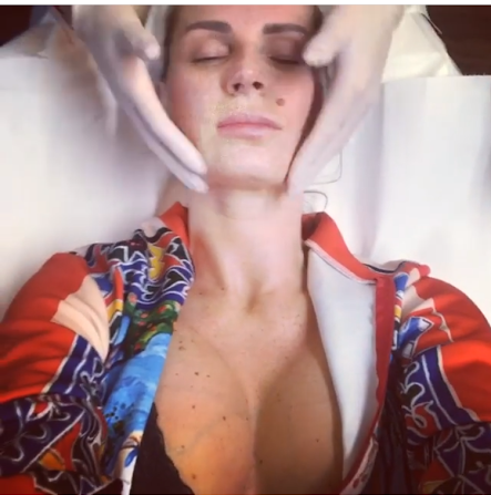 EXCLUSIV/ Sarcina a lăsat semne interesante pe corpul Andreei Bănică. Sânii mai au puțin și îi explodează