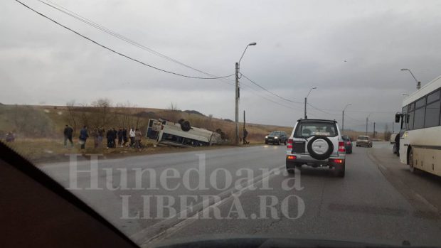 microbuz școlar s-a răsturnat în județul Hunedoara