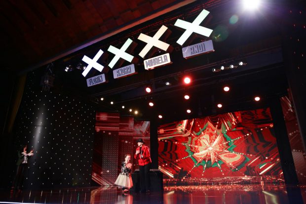 Lorelai Moșneguțu, fata fară mâini care cântă la pian, a ajuns direct în semifinală la Românii au talent