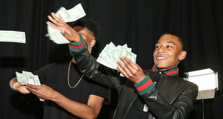 Floyd Mayweather i-a făcut cadou fiului său un super bolid. Puștiul a împlinit 16 ani