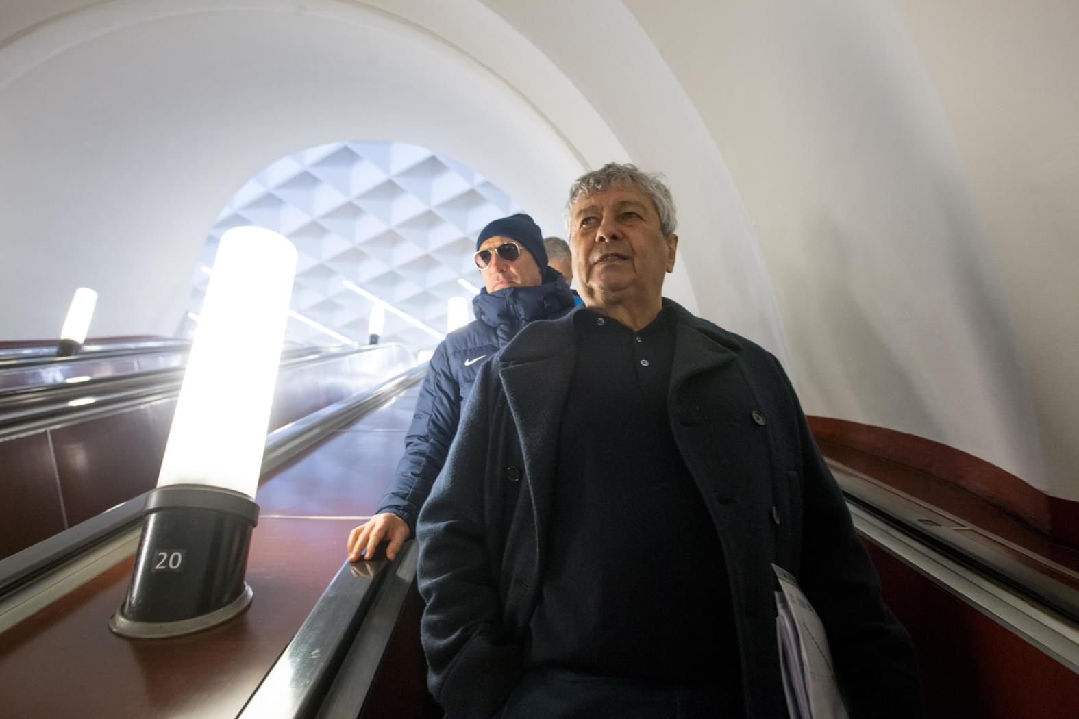 Mircea Lucescu, coborând în stația de metrou Sennaya din Sankt-Petesburg, locul atentatului terorist din 3 aprilie. (FOTO: fc-zenit.ru)