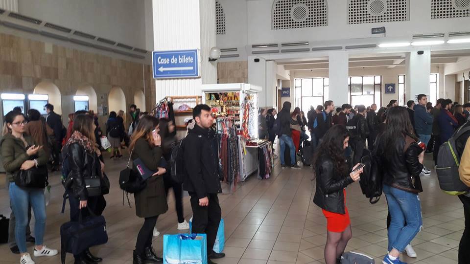 Automatele de bilete CFR din gări, închise temporar pentru lucrări de înlocuire. Nici validatoarele din trenurile spre Otopeni nu vor funcționa