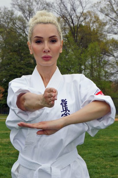 Un multiplu campion la karate și scriitoarea Ioana Lee promovează sportul românesc în SUA
