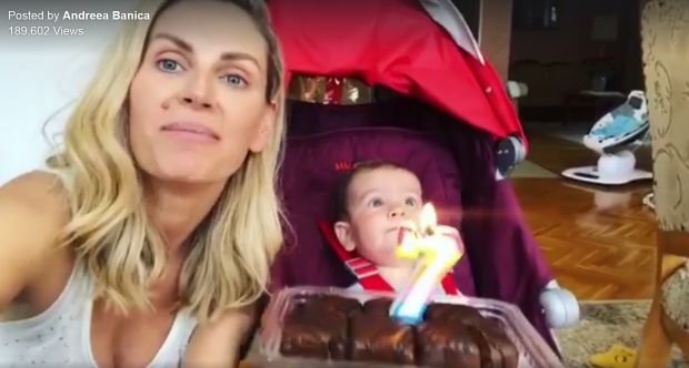 Băiețelul Andreei Bănică a împlinit 7 luni. Momentul emoționant filmat de mama lui