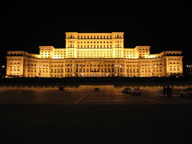 Fațada Palatului Parlamentului va fi iluminată doar în proporție de 50%, în urma unei decizii a Camerei Deputaților