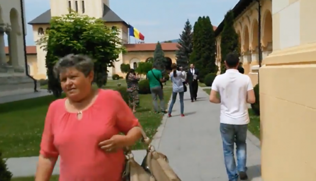 Mariana Mirea are grijă de averea preotului Cristian Pomohaci, implicat într-un scandal sexual. Mariana Mirea negocia onorariile la spectacolele de muzică populară