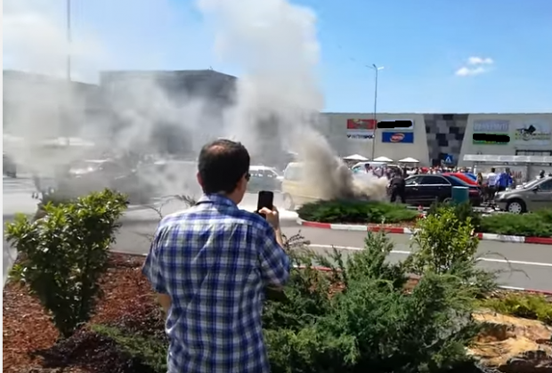 O masina a luat foc în parcarea unui mall din Galați. Martorii nu au reușit să stingă incendiul