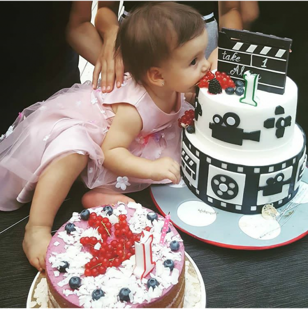 EXCLUSIV/ Amalia Enache a rupt turta fiicei sale. Micuța Alma a fost sărbătorită de ambii părinți