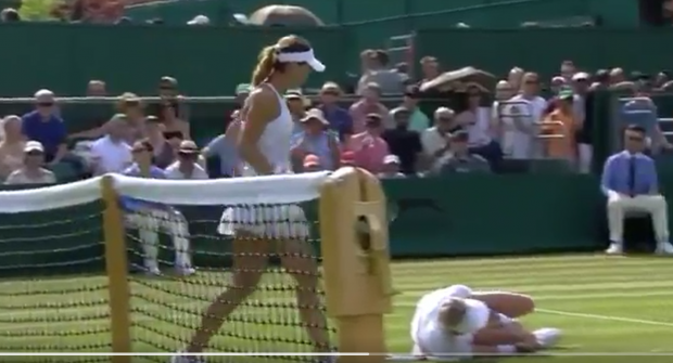 Sorana a ajuns prima lângă adversara ei și a început să plângă