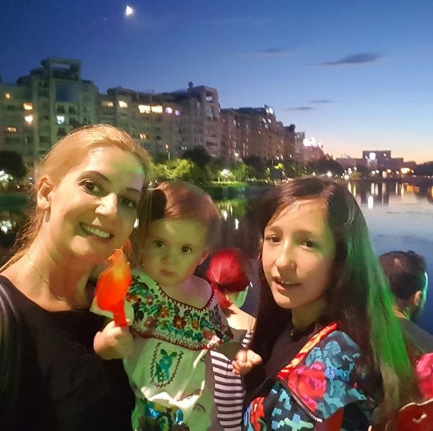 EXCLUSIV/ Actrița Ioana Blaj nu vrea să audă de bonă! Își ia copiii peste tot