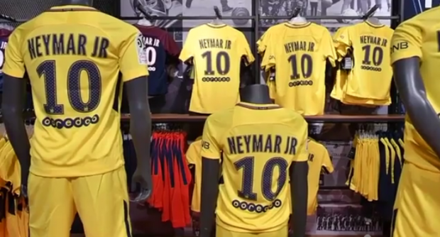Ney-day în fotbalul mondial! Neymar, cel mai scump fotbalist din toate timpurile, a fost prezentat oficial la PSG. Francezii au dat năvală, pentru a-i cumpăra tricoul / VIDEO