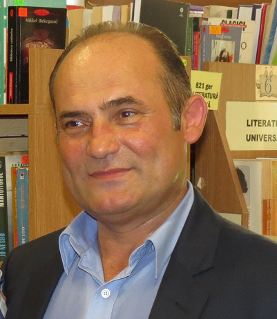 REPORTAJ: Un agent vrâncean preia apeluri de urgență și scrie versuri. “Poliția și poezia sunt într-o armonie aproape perfectă”