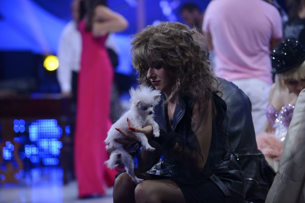Lidia Buble vine la filmări cu Bubbly, cățelușul ei. “Nu-i rezistă nimeni”. Cum arată patrupedul