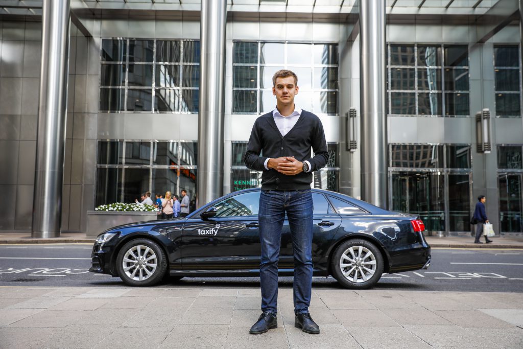 Markus Villig, fondator și director executiv Taxify. Markus Vilig în fața unei mașini