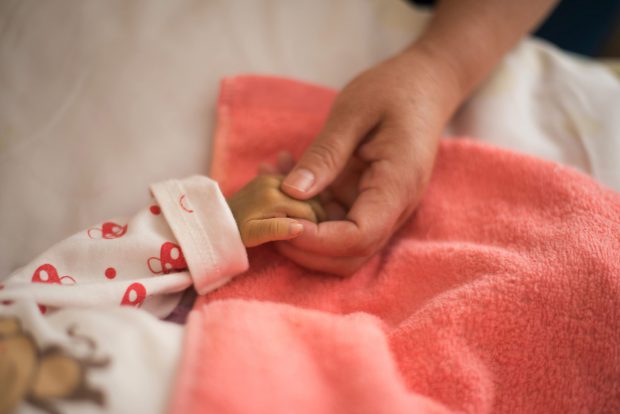 Mama fetiţei de 2 ani din Iași care a decedat după ce s-ar fi înecat și concubinul acesteia, arestați preventiv pentru 30 de zile