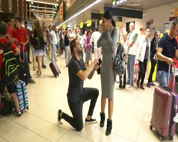 Fiica lui Florin Salam a fost cerută în căsătorie în aeroport. Moment emoționant