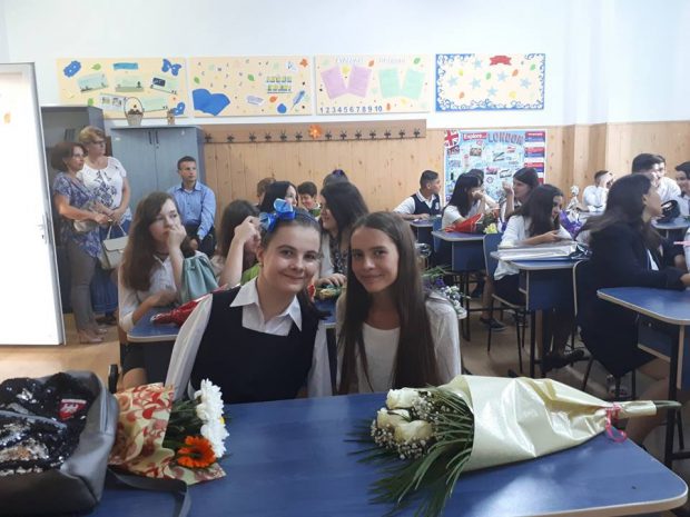 Lorelai Moşneguţu, în prima zi de școală. Imagini emoționante cu fetița fără mâini, câștigătoarea Românii au talent