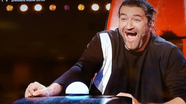 Smiley a râs la glumele concurentului