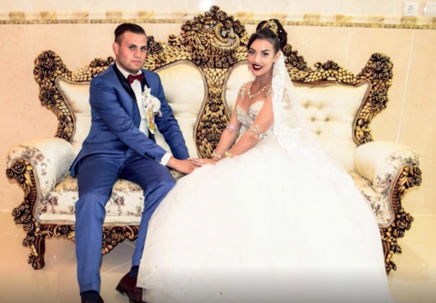 O fată dintr-o șatră de căldărari participă la XFactor! Narcisa a fost ”promisă” de la 6 ani și, până s-a măritat, s-a jucat cu viitorul soț