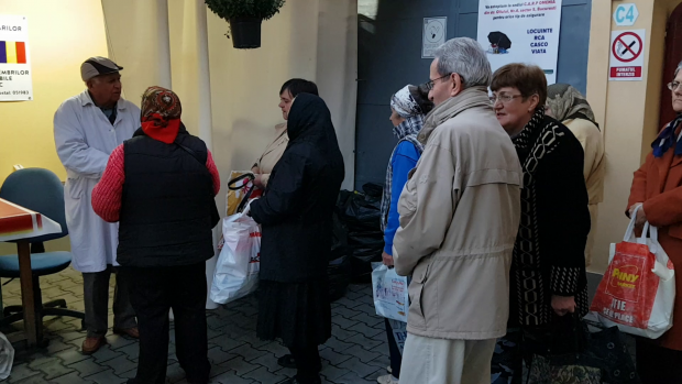 VIDEO/ Cozi la pâine ca pe vremea lui Ceaușescu. Pensionarii vin de la 4 dimineața ca să prindă bon de ordine