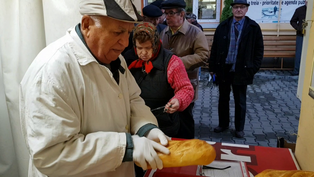 VIDEO/ Cozi la pâine ca pe vremea lui Ceaușescu. Pensionarii vin de la 4 dimineața ca să prindă bon de ordine