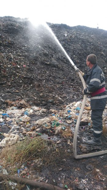 UPDATE: Flăcări şi fum și la rampa de gunoi a municipiului Tecuci, după incendiile de la depozitele de deșeuri din Cluj și Brașov