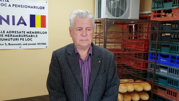 VIDEO/ Cozi la pâine ca pe vremea lui Ceaușescu. Pensionarii vin de la 4 dimineața ca să prindă bon de ordine