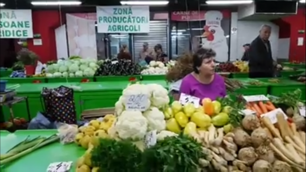 Ultima şansă a gospodinelor de a mai găsi în piaţă legume proaspete şi ieftine pentru murături. Cât costă gogonelele, gogoșarii și castraveții