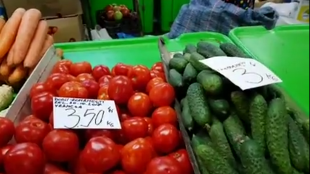 Ultima şansă a gospodinelor de a mai găsi în piaţă legume proaspete şi ieftine pentru murături. Cât costă gogonelele, gogoșarii și castraveții