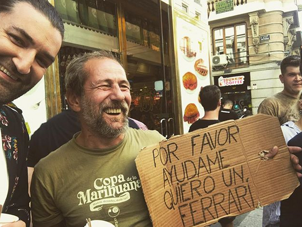 Imaginea cu Smiley care a creat isterie în mediul virtual. Ce făcea artistul lângă un om al străzii