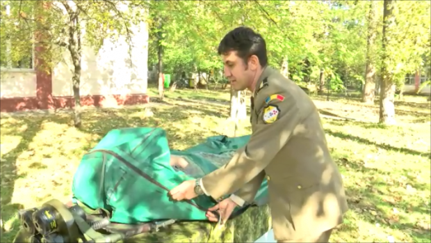 REPORTAJ VIDEO | Prototip al Armatei: "Sarcofagul" care îţi salvează viaţa în caz de atac nuclear, chimic sau biologic arată ca un sac de dormit
