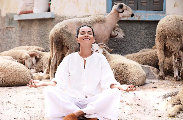 Video EXCLUSIV/Inna îl așteaptă pe Moș Nicolae cu ghetuțele murdare!