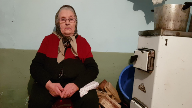 VIDEO/ Contabilitatea tristă a sărăciei: pensionarii cu venituri mici nu au dreptul la ajutor de încălzire. Lemnele de foc, udate cu lacrimile bătrânilor