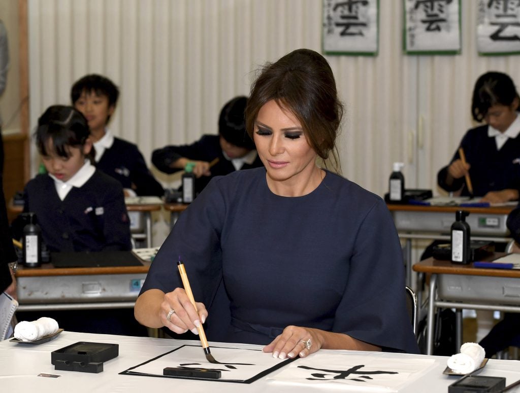 Melania Trump a luat lectii de caligrafie japoneza