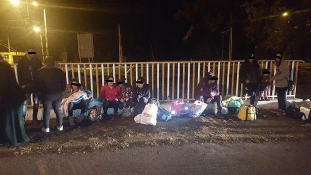 Polițist de frontieră din Timișoara, luat pe capotă de un traficant de migranți. Fugarul avea 16 cetățeni străini în mașină