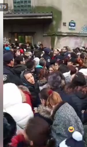 VIDEO/Oana  Zăvoranu, la un pas să fie luată pe sus de oameni. Soțul ei a intervenit de urgență. Vedeta a ținut un discurs de la balcon