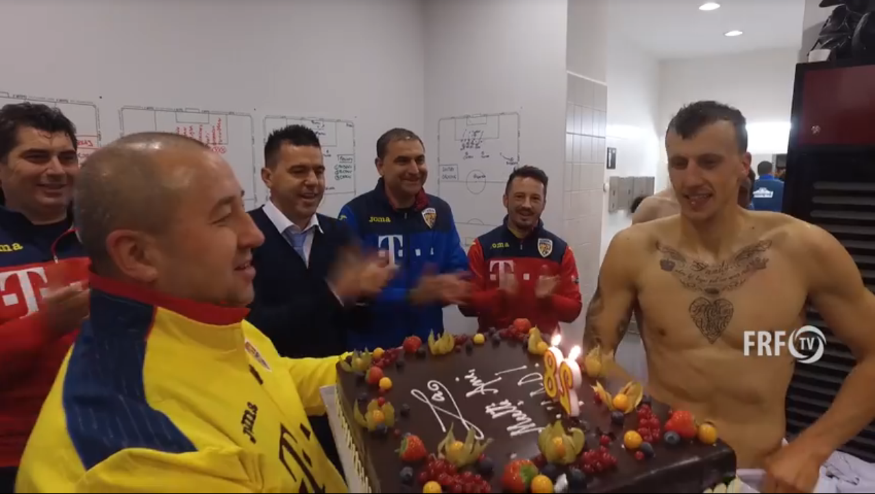 Schemele lipite de Cosmin Contra în vestiar nu i-au ajutat pe tricolori în amicalul cu Olanda. Cu toate astea a fost veselie la cabine, Vlad Chiricheș a primit un tort de ziua lui