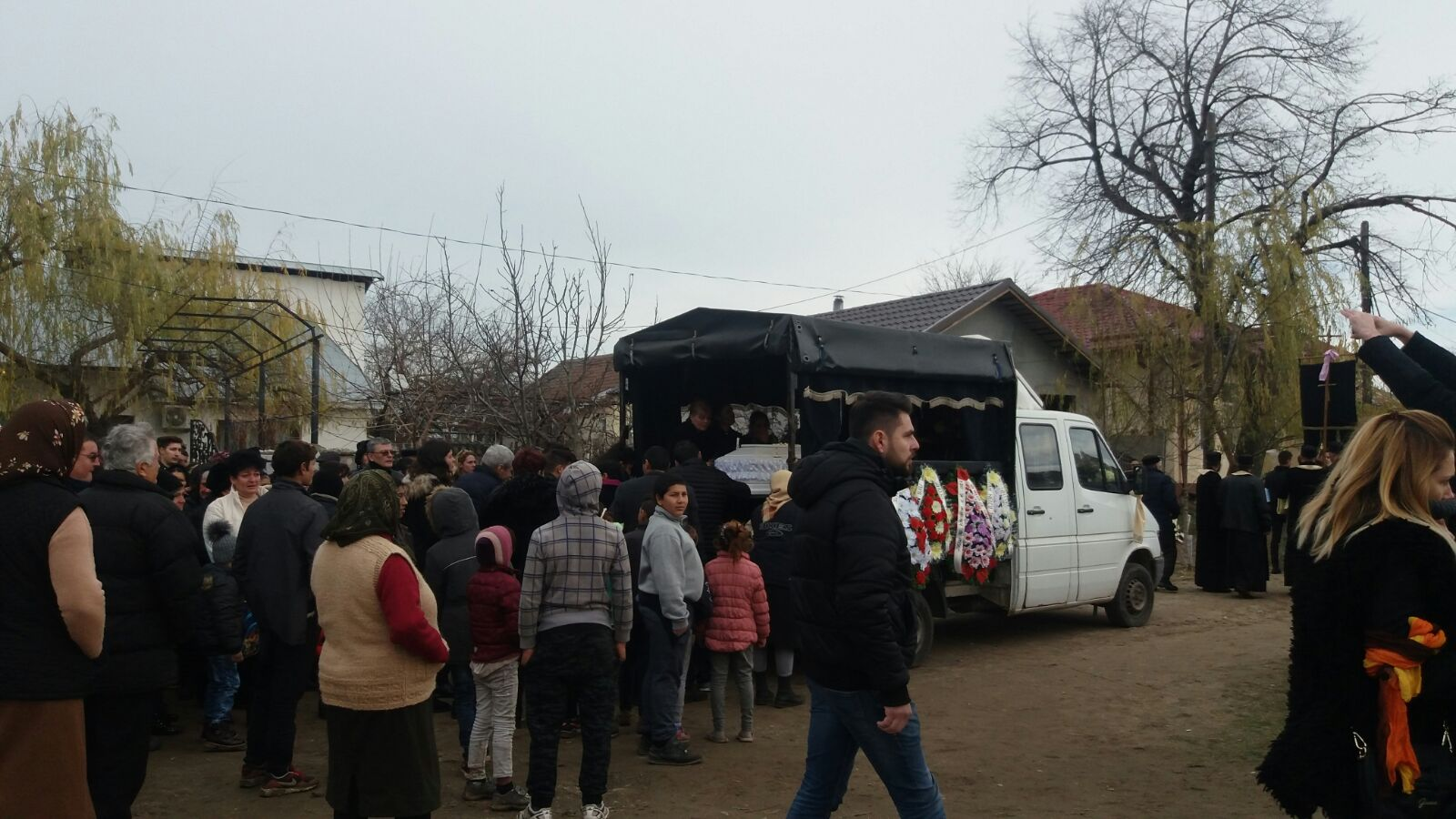 VIDEO-FOTO | Primele imagini de la înmormântarea Alinei Ciucu, tânăra ucisă la metrou. "Unde te-ai dus, prințesa mea?"