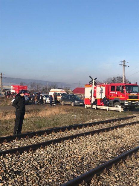 O femeie din Vaslui a fost călcată de tren în timp ce încerca să-și salveze curcile de pe șine