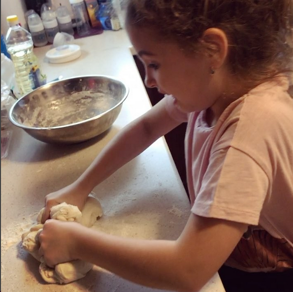 Cum face fetița Andreei Bănică pizza. Sofia a crescut, iar mama ei a surprins-o într-o ipostază rară