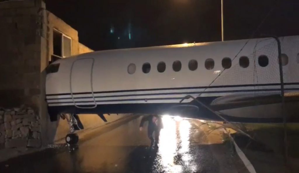 Malta: Avion parcat, împins de vânt în zidul unei clădiri