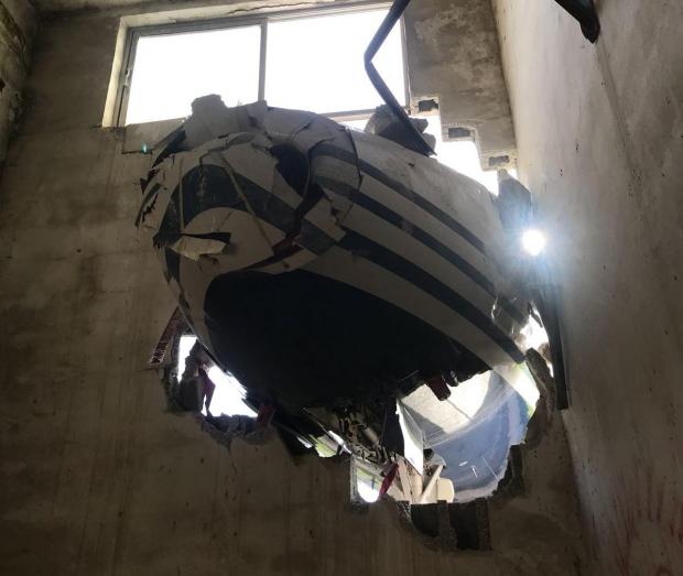 Malta: Avion parcat, împins de vânt în zidul unei clădiri