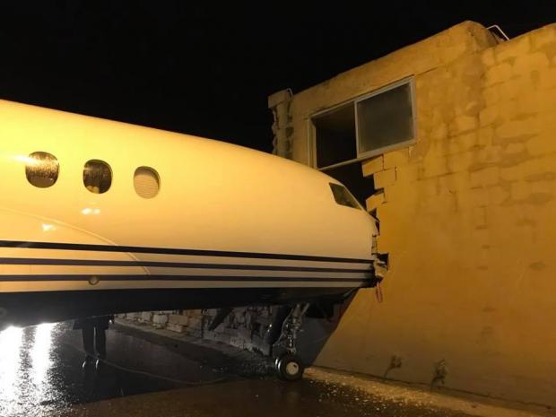 Malta: Avion parcat, împins de vânt în zidul unei clădiri