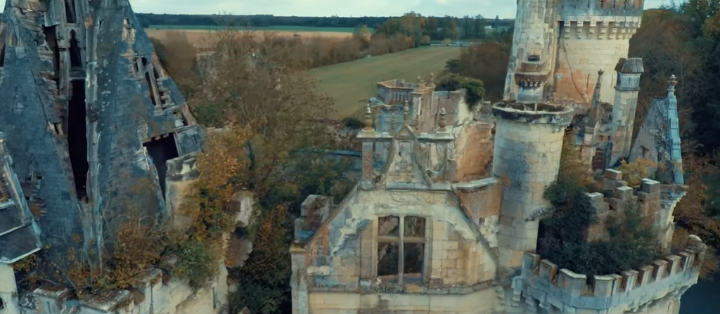 Peste 10.000 de persoane au devenit proprietarii unui castel din Franța. Cât a plătit fiecare