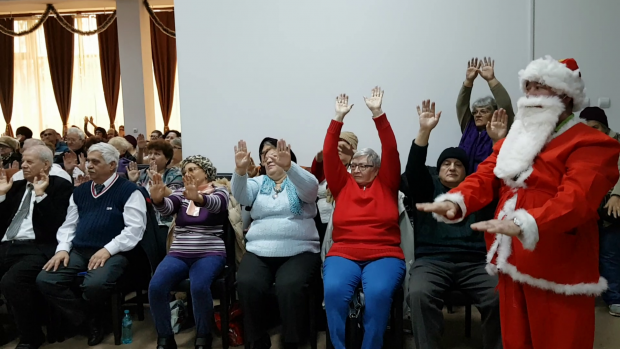 VIDEO / Pensionarii au primit cadouri de la ”Moș Crăciun Kung Fu”
